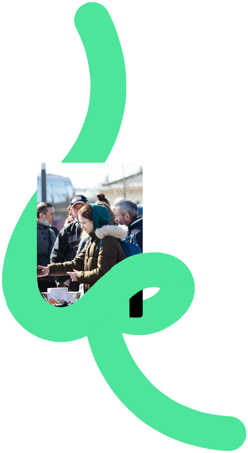 Personas atendidas por Accem, entrelazadas por la cinta verde de la marca